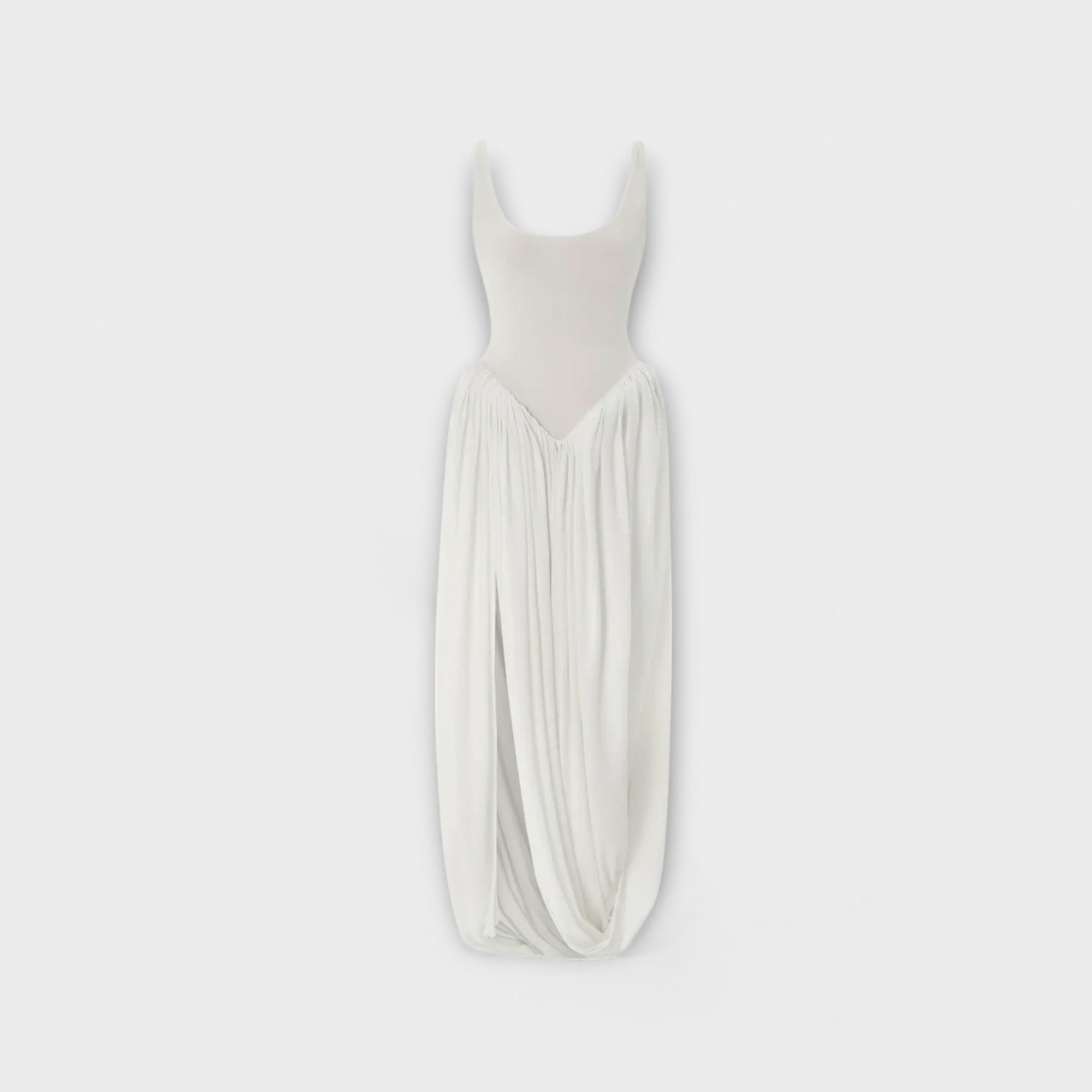 Draperad Maxi Klänning med Skulptural Kjol och Sidoklyfta
