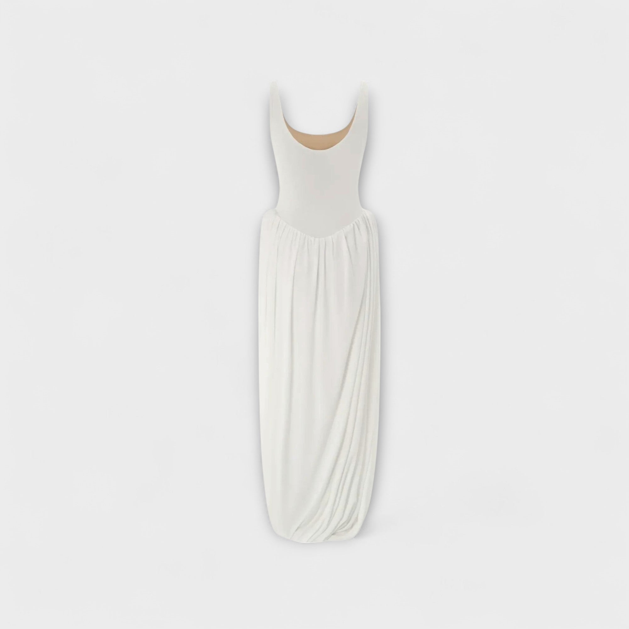 Draperad Maxi Klänning med Skulptural Kjol och Sidoklyfta