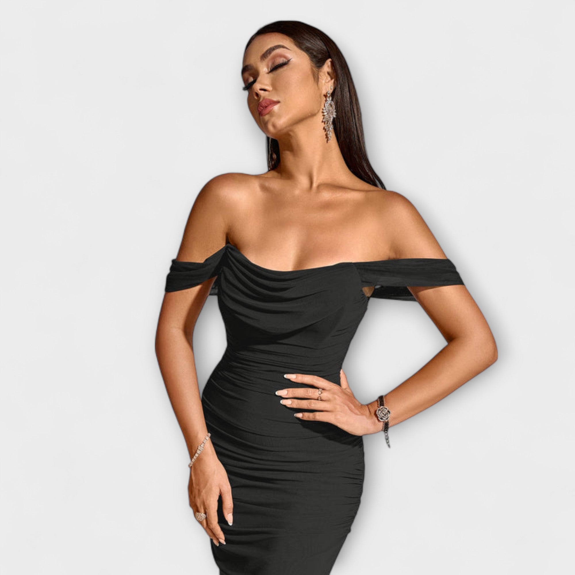 Ione - Off-Shoulder Ruching Bodycon Klänning