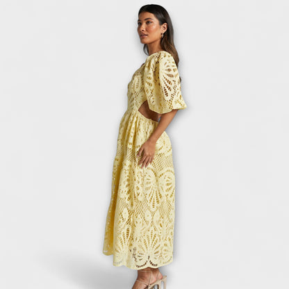 Elegant Klänning med Delikata Detaljer