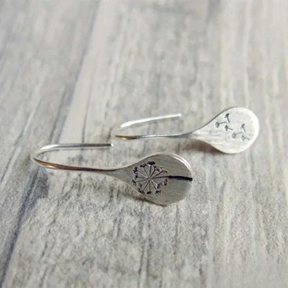 Eleganta Silverörhängen i Maskrosbladdesign