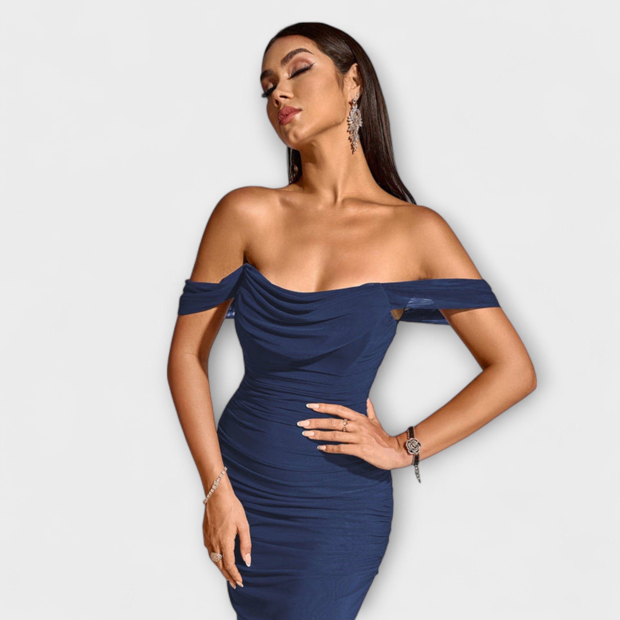 Ione - Off-Shoulder Ruching Bodycon Klänning