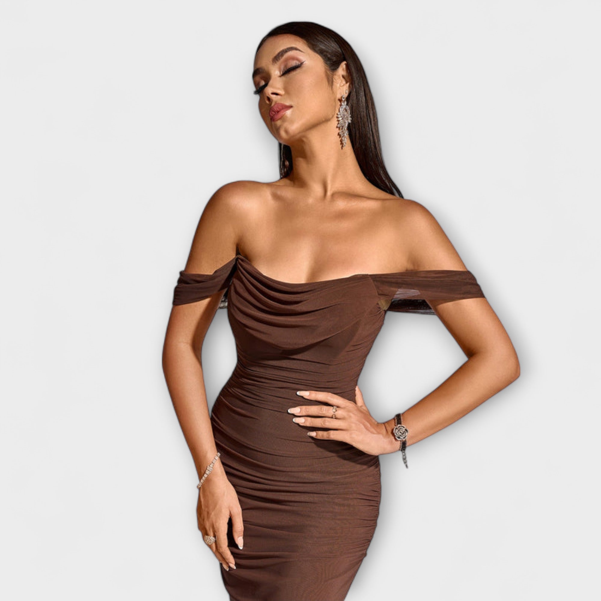Ione - Off-Shoulder Ruching Bodycon Klänning
